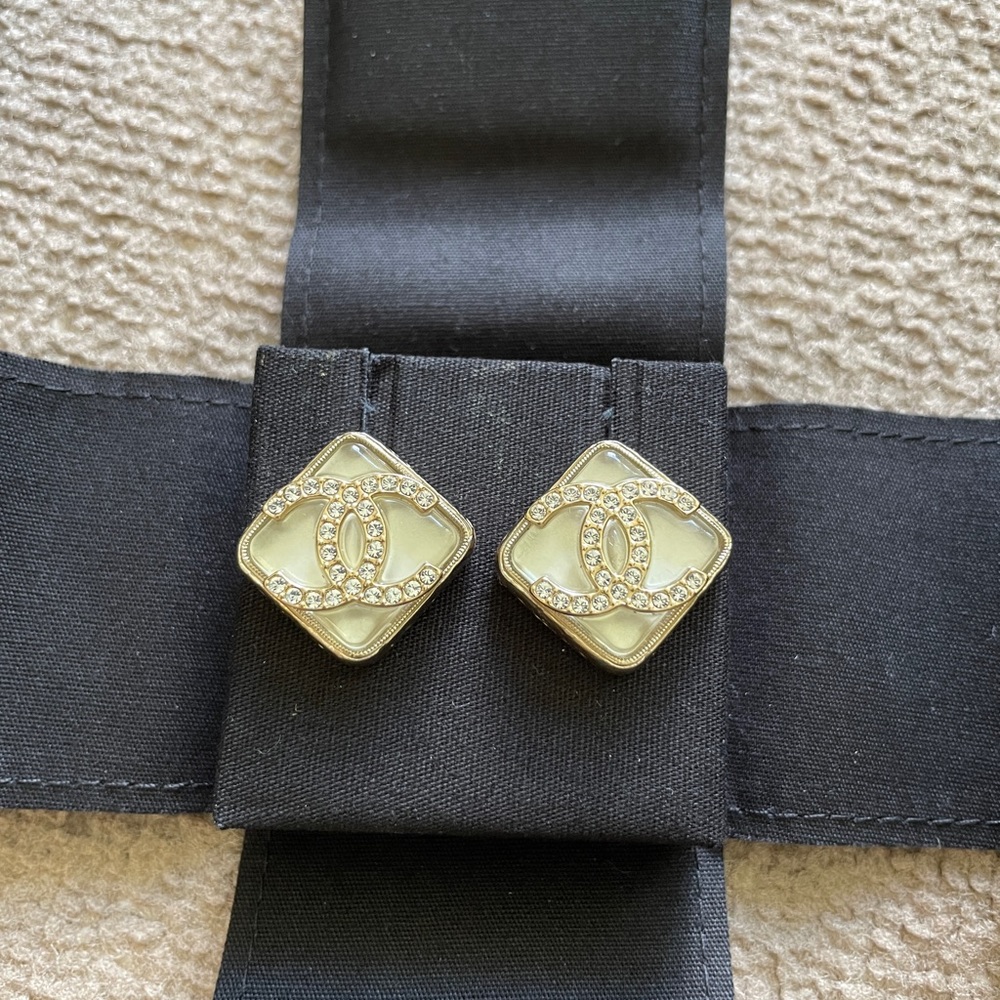 NWT Chanel pearl crystal cc square earrings